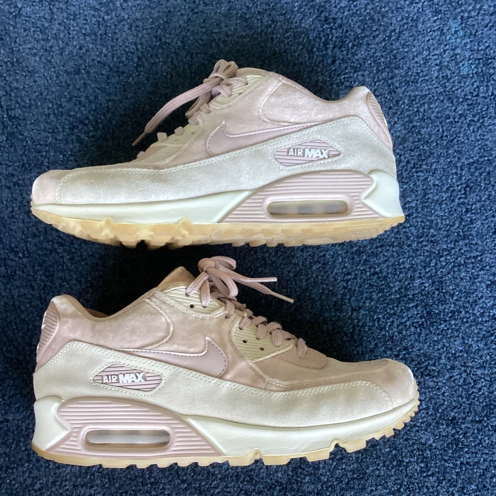 Nike Air Max 90 LX in Pink Suede - sz 9.